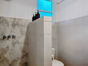 Habitación familiar | Baño | Ducha, artículos de higiene personal ecológicos, toallas y jabón
