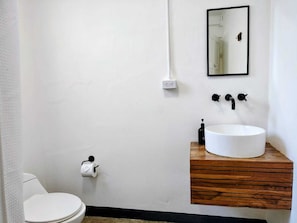 Cozy Double Small Room | Bathroom | Shower, eco-friendly toiletries, towels, soap - Alma Vida Hotel (Quepos)