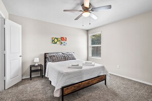 3 bedrooms, travel cot, WiFi, bed sheets - Charming 3-bedroom house in fabulous San Antonio with AC, WiFi (San Antonio)