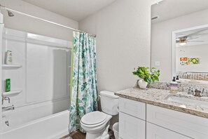 Serviettes fournies, savon, shampooing, papier de toilette