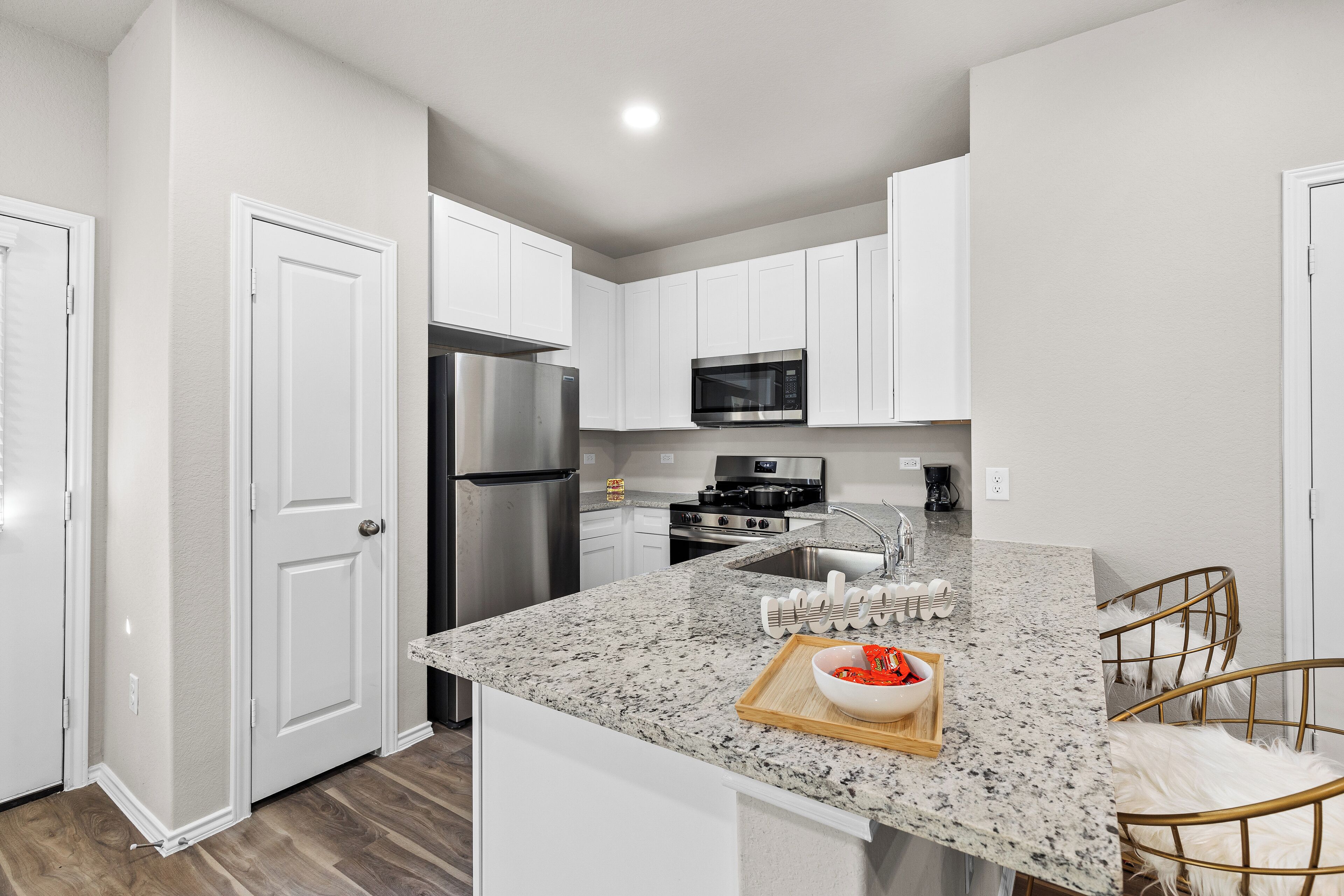 Réfrigérateur, micro-ondes, four, plaque de cuisson