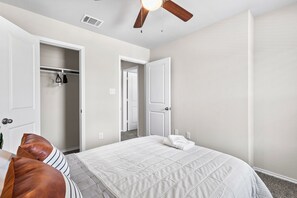 3 chambres, lit de bébé portatif, Wi-Fi, literie fournie