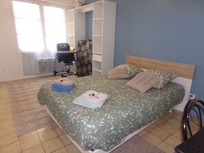 1 habitación, tabla de planchar con plancha y cuna de viaje