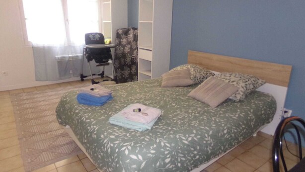 A bedroom with a bed, a desk, and a chair. - Le Goéland - Dieppe (Dieppe)
