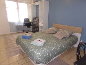 1 slaapkamer, een strijkplank/strijkijzer, wifi (toeslag)