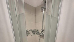 A glass-enclosed shower stall with a handheld showerhead and a handheld shower attachment. - Le Goéland - Dieppe (Dieppe)