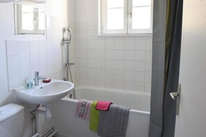 Een haardroger, handdoeken, zeep, shampoo