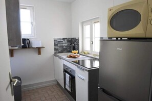 Een koelkast, een magnetron, een oven, een kookplaat