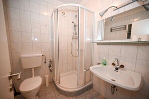 Douche, sèche-cheveux, serviettes fournies