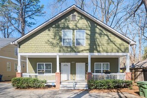 Exterior - Spacious 4-bedroom house with AC and WiFi in Westside of Atlanta (Atlanta)