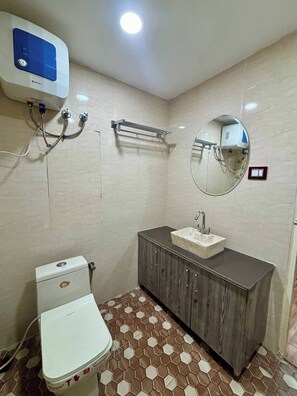 Een douche,  milieuvriendelijk toiletgerief, een haardroger, handdoeken