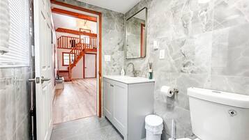 Douche, sĂšche-cheveux, serviettes fournies, savon