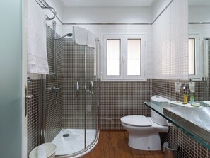 Haartrockner, Handtücher, Seife, Shampoo