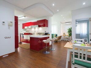 Mikrovågsugn, ugn, spishäll och diskmaskin