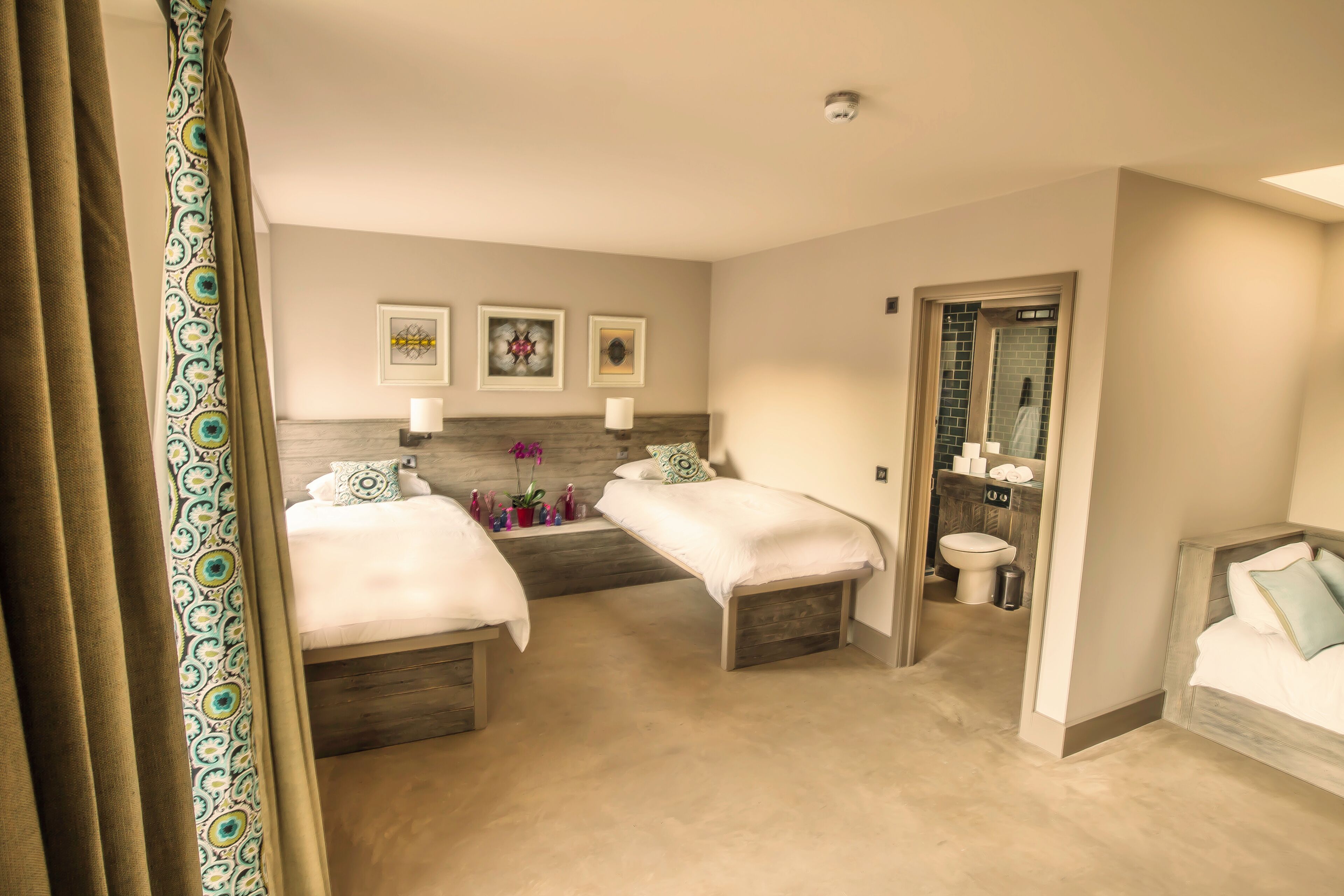 Deluxe Triple Room | Individually furnished, bed sheets