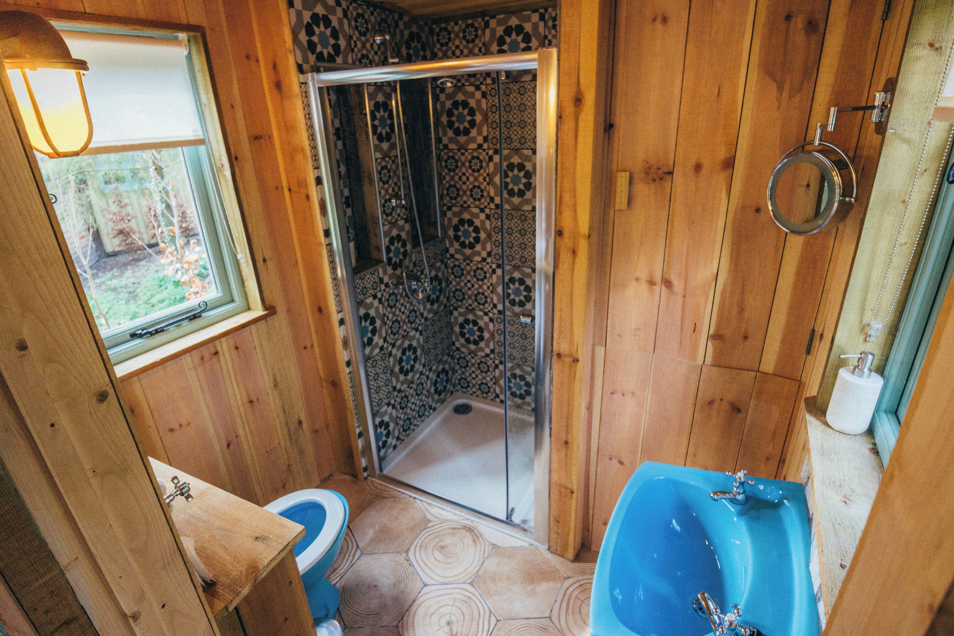 Ein Badezimmer mit Dusche, Toilette und Waschbecken.