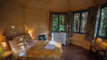 Deluxe Cabin, Garden View | Individually furnished, bed sheets