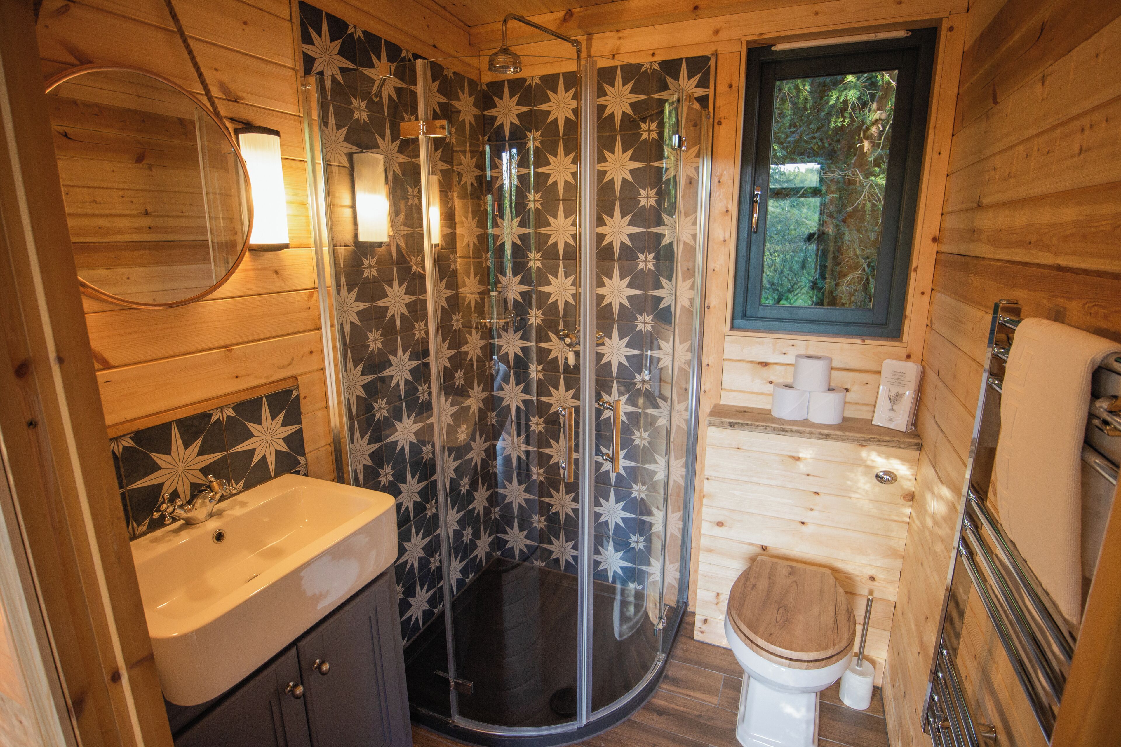 Deluxe Cabin, Garden View | Bathroom | Towels