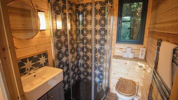 Deluxe Cabin, Garden View | Bilik Mandi | Tuala disediakan