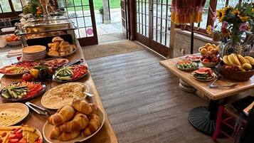 Free daily buffet breakfast