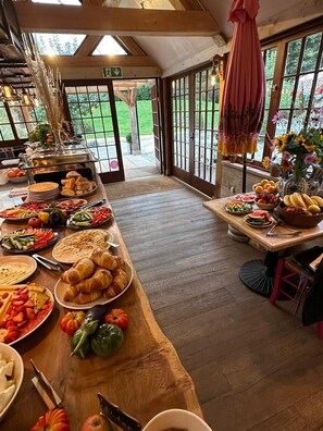 Free daily buffet breakfast  - West Lexham Wellness and Retreat Centre (King's Lynn)