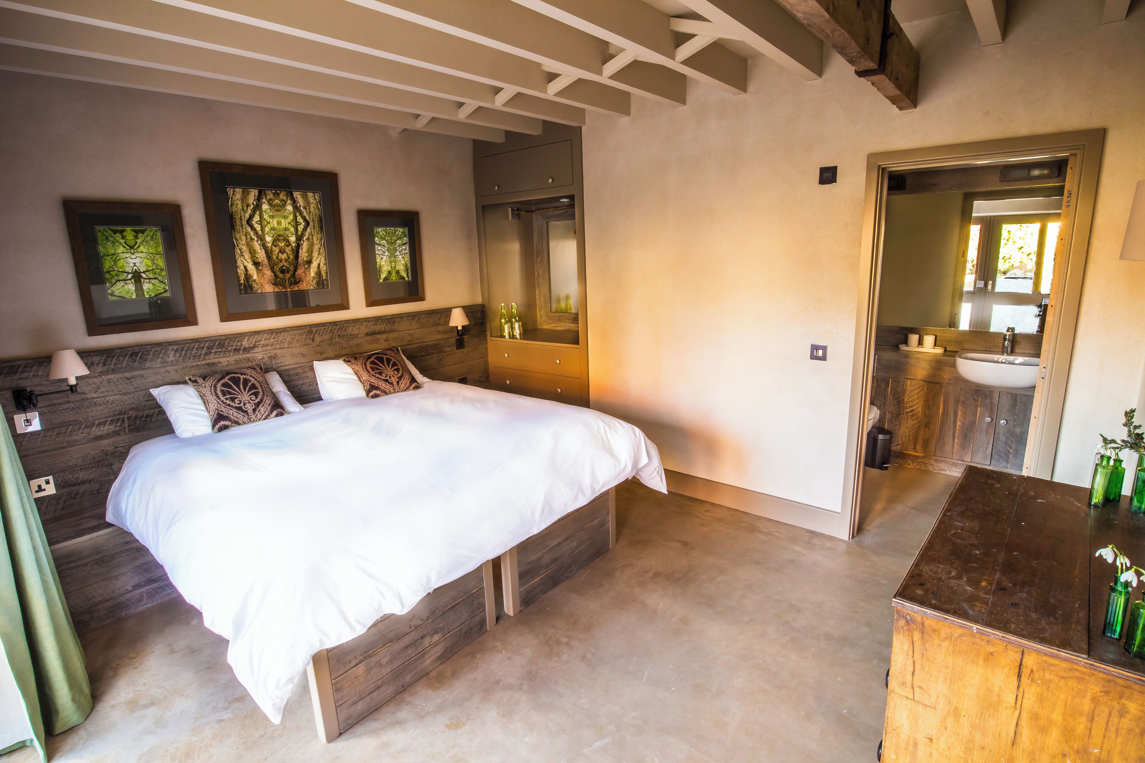 Deluxe Double or Twin Room | Individually furnished, bed sheets