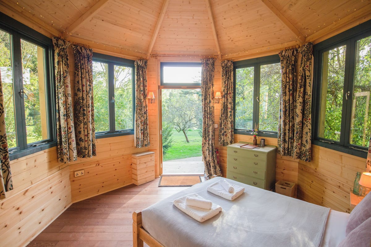 1 bedroom, individually furnished, free WiFi, bed sheets