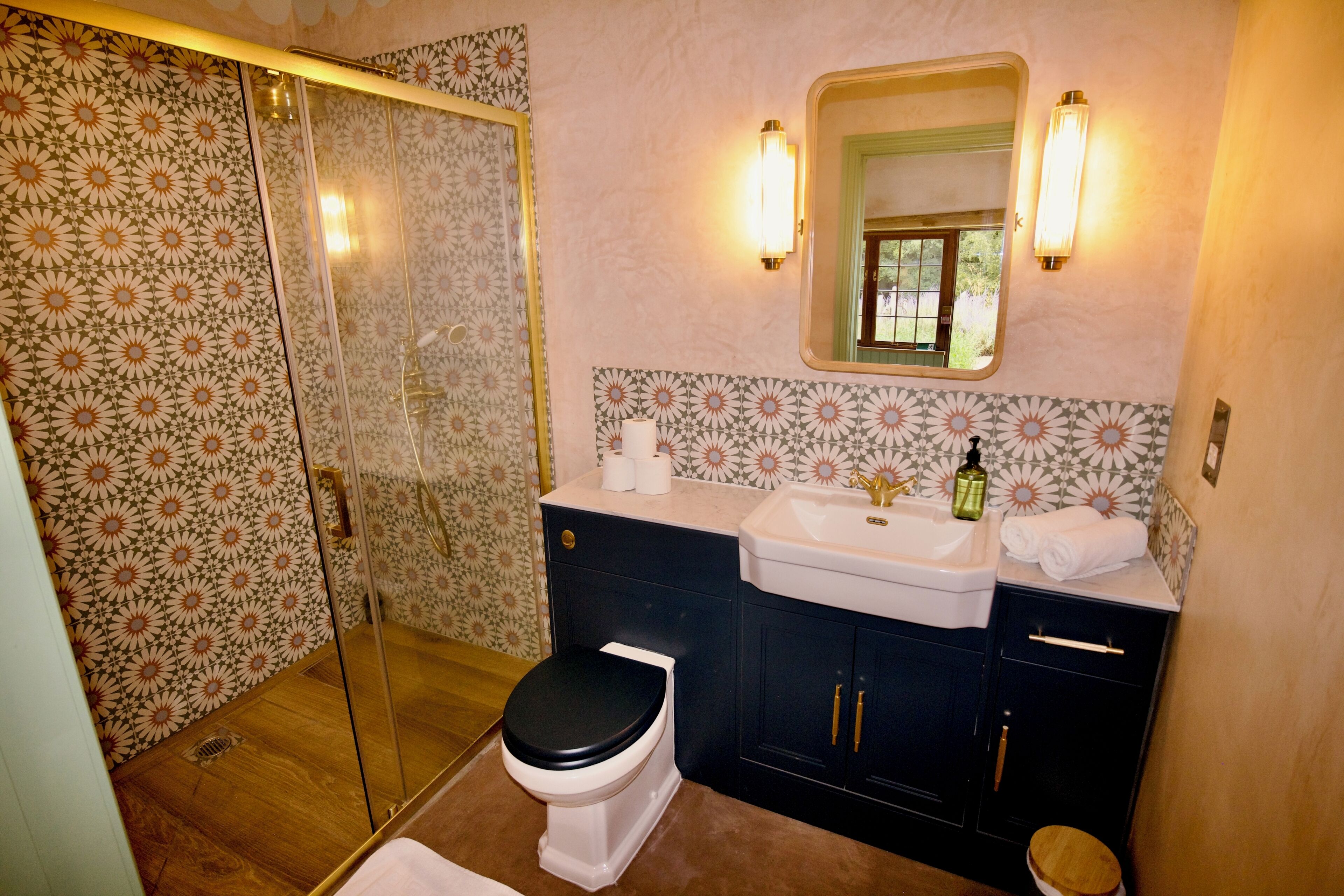 Ein Badezimmer mit Dusche, Toilette, Waschbecken und Waschtisch.