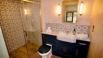Ein Badezimmer mit Dusche, Toilette, Waschbecken und Waschtisch.