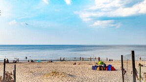 A beach with tents and people. - Apartment in Rogowo Near Beach and Lake (Trzebiatow)