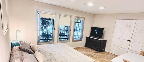 Deluxe Triple Room | Soundproofing, free WiFi, bed sheets