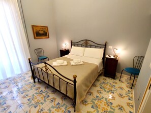 Kamar Double Comfort | Meja kerja, tirai kedap cahaya, kedap suara, dan setrika/meja setrika