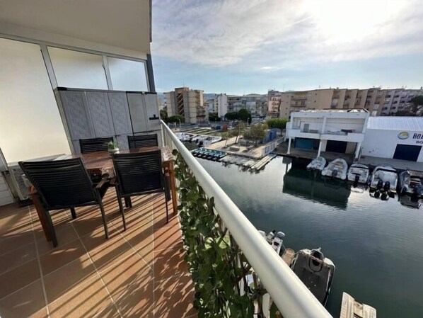 Ein Balkon mit Blick auf einen Hafen und Gebäude.