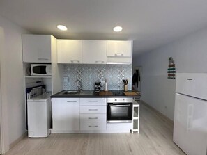 ثلاجة، ميكروويف، فرن، ماكينة لصنع القهوة/الشاي