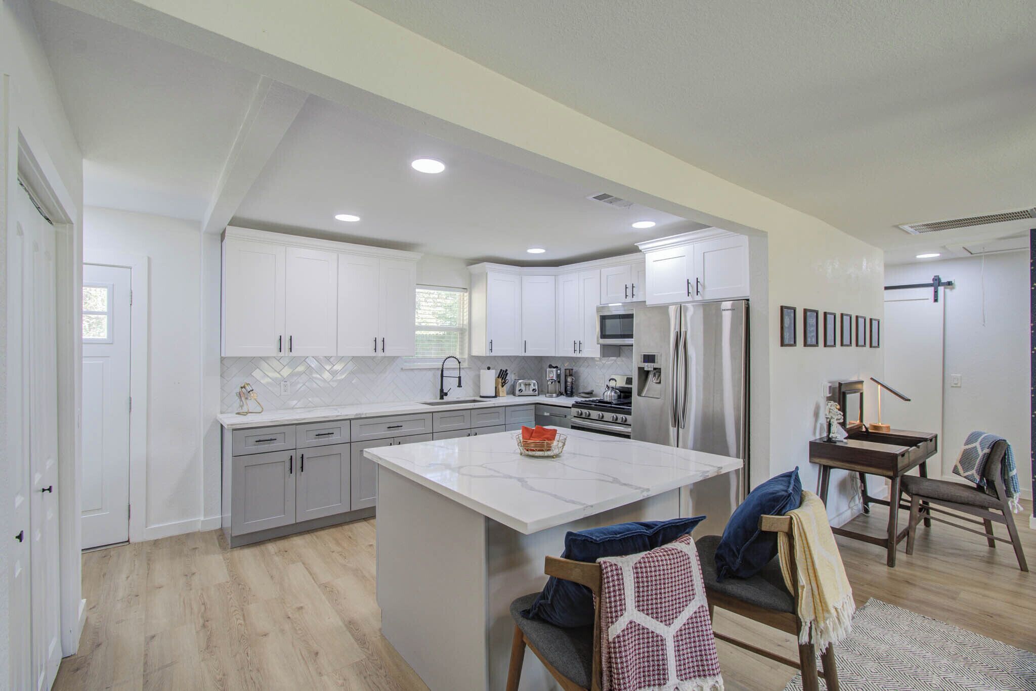 Frigorifero, microonde, forno, piano cottura