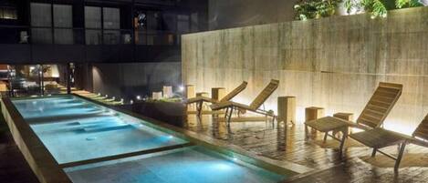 Una piscina al aire libre