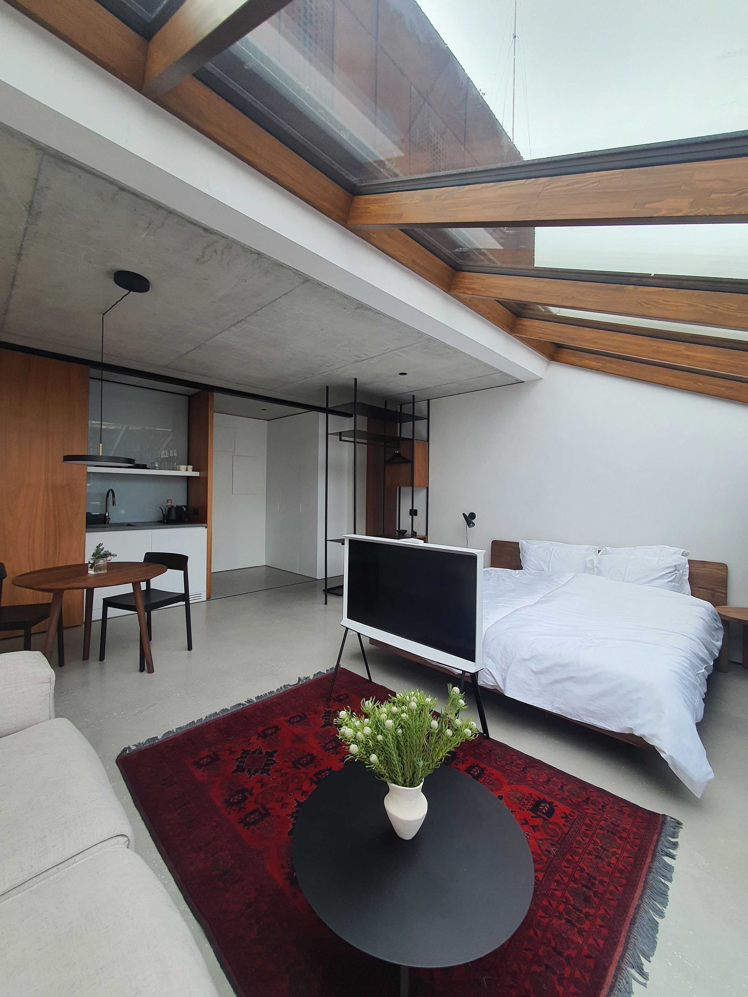 Ropa de cama hipoalergénica y caja de seguridad en la habitación 