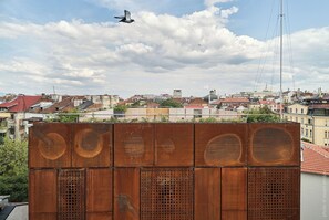 Un paisaje urbano con edificios y un pájaro volando en el cielo.
