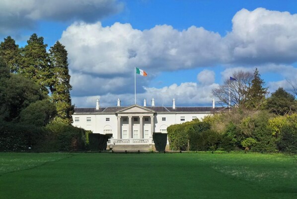 Exterior - Central Dublin 2-bed Apartment -sleeps 5 & Parking (Dublin)