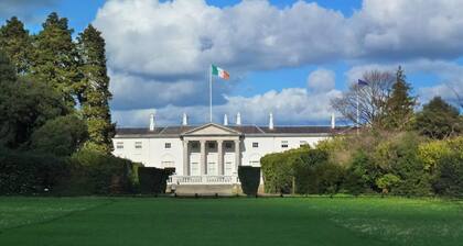 Central Dublin 2-bed Apartment -sleeps 5 & Parking