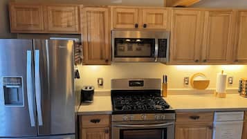 Jääkaappi, mikroaaltouuni, uuni, liesi