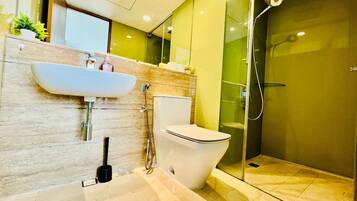Family Apartment, City View | Bilik Mandi | Pancuran mandi, kelengkapan dandanan diri percuma, pengering rambut