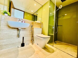 Shower, free toiletries, hair dryer, slippers - Vortex Suites KLCC By Castel (Kuala Lumpur)