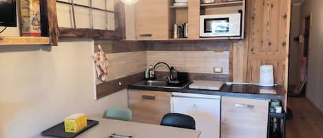 Réfrigérateur, micro-ondes, cafetière/bouilloire, bouilloire électrique