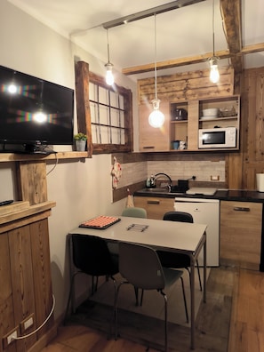 Kühlschrank, Mikrowelle, Wasserkocher mit Kaffee-/Teezubehör