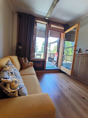 Fernseher, Tischtennisplatte