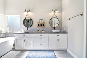Haartrockner, Bidet, Handtücher, Seife