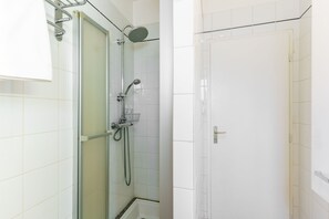 Secador de cabelo, toalhas de banho