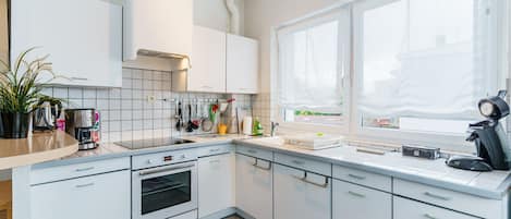 Een koelkast, een magnetron, een oven, een koffiezetapparaat/waterkoker