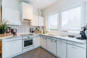 Réfrigérateur, four à micro-ondes, un four, cafetière-théière